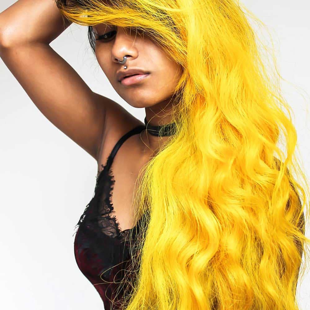 Как сделать волосы желтее. Crazy Color Canary Yellow 49. Желтые пряди. Желтые волосы. Светлые волосы с желтыми прядями.