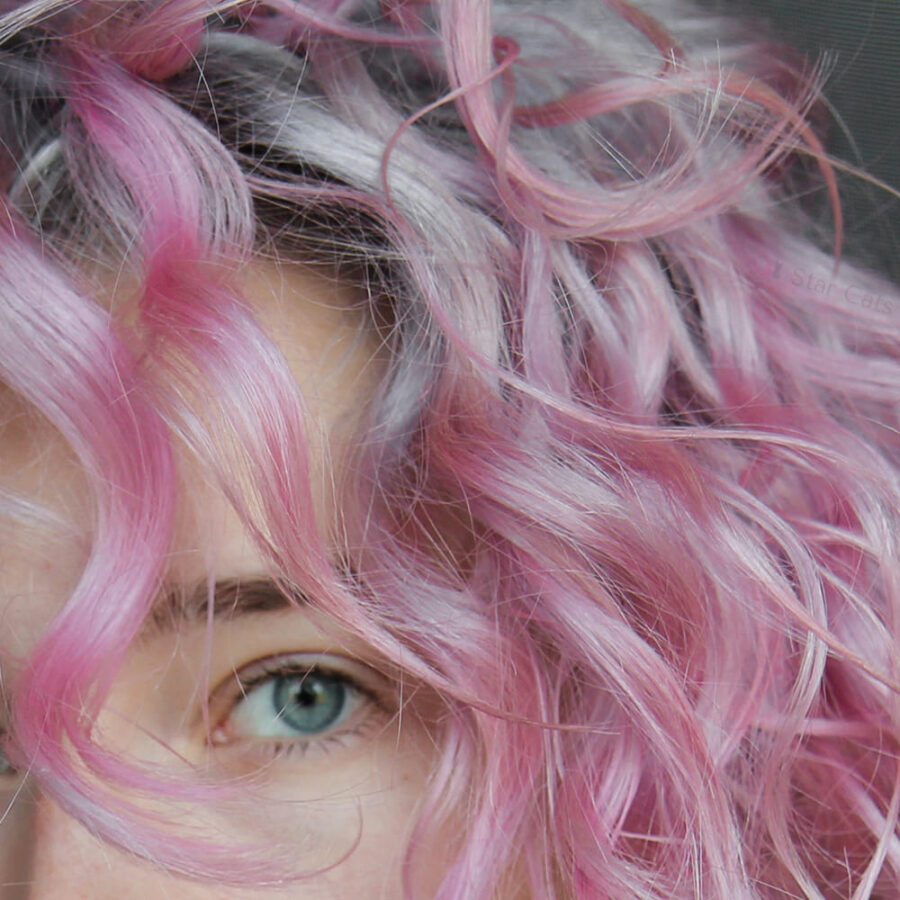 manic panic cotton candy pink на волосах