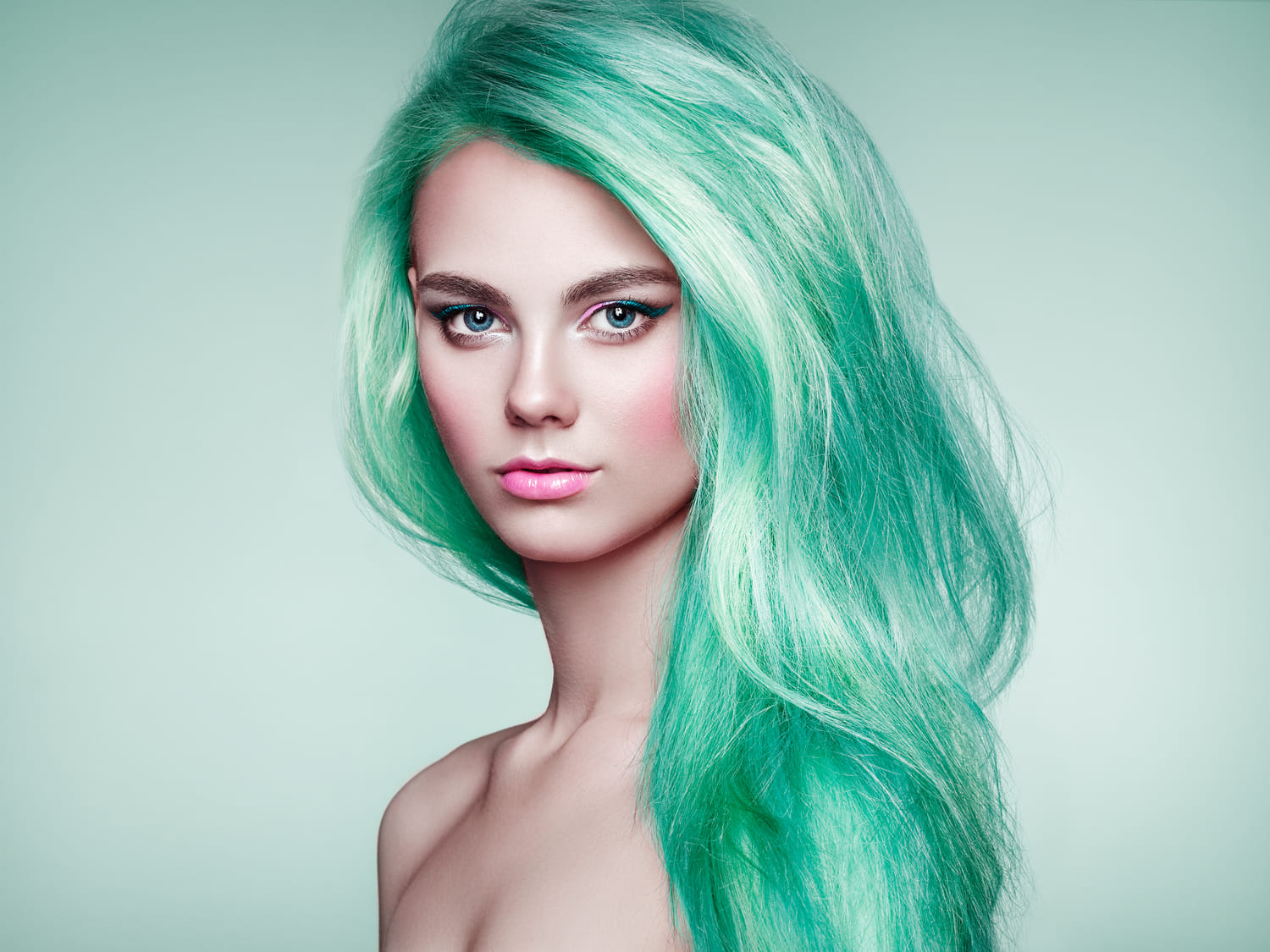 девушка окрашенная зеленой краской для волос