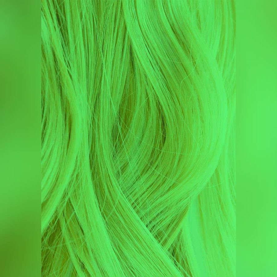 Краска для волос Iroiro 350 Neon Green на волосах