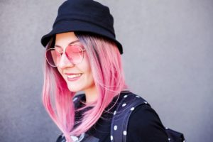 Девушка с розовым цветом волос